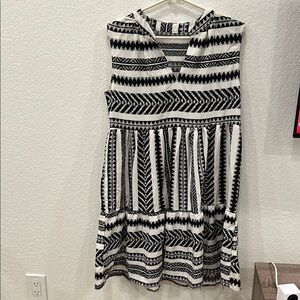 Black and White Sleeveless Midi Sundress with V-Neck